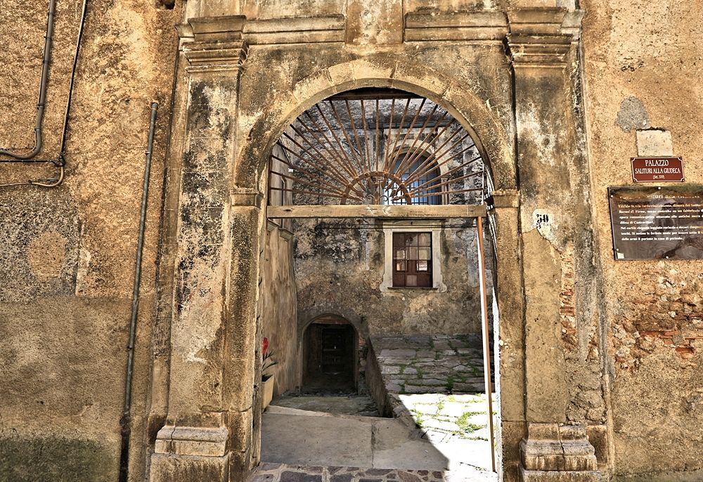 Portale d'ingresso al Palazzo Salituri alla Giudeca, XVI sec., Castrovillari - Image by