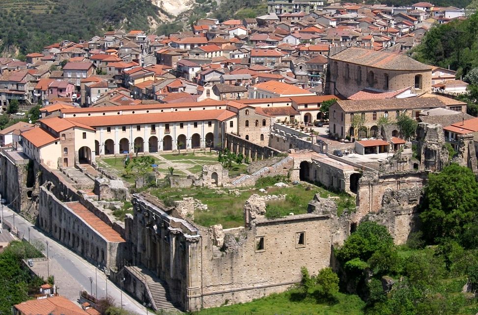 Veduta di Soriano Calabro (VV). In primo piano il Convento di San Domenico con le sue antiche rovine 