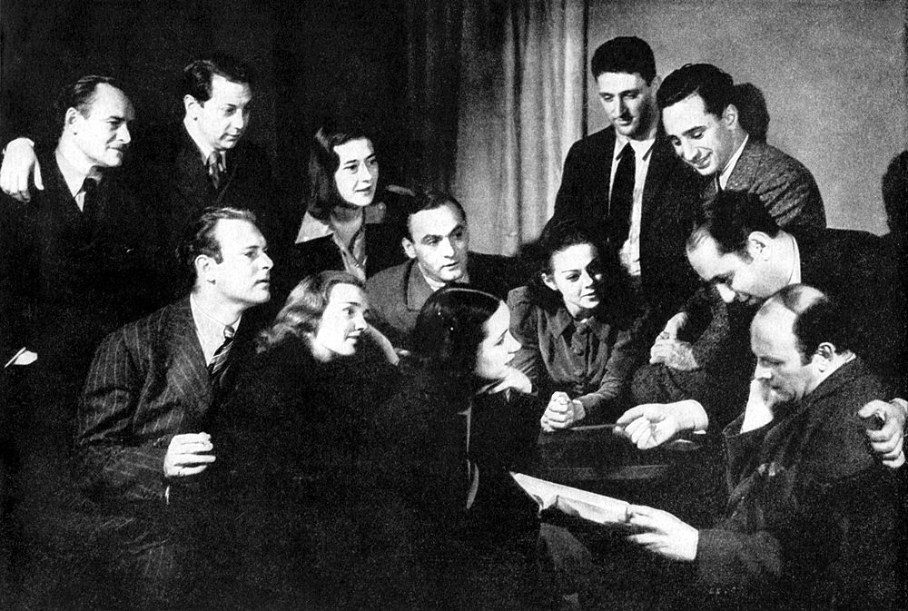 I membri del Group Theatre: da sin.  Roman Bohnen, Luther Adler, Leif Erickson, Frances Farmer, Ruth Nelson, Sanford Meisner, Phoebe Brand, Eleanor Lynn, Irwin Shaw, Elia Kazan, Harold Clurman e Morris Carnovsky - Ph. Alfredo Valente per Stage, 1938