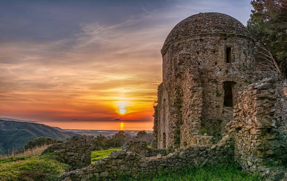 L'eremo di S. Elia al tramonto, Curinga (Cz). Sulla linea dell'orizzonte tirrenico le Isole Eolie - Image souerce