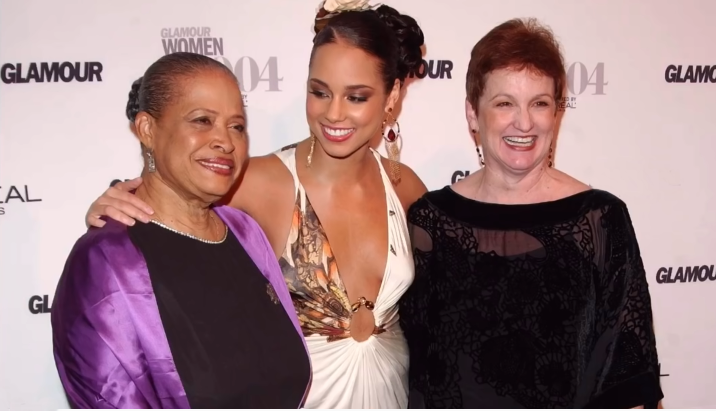 Alicia Keys tra la nonna paterna (a sin.) e sua madre Terry Augello