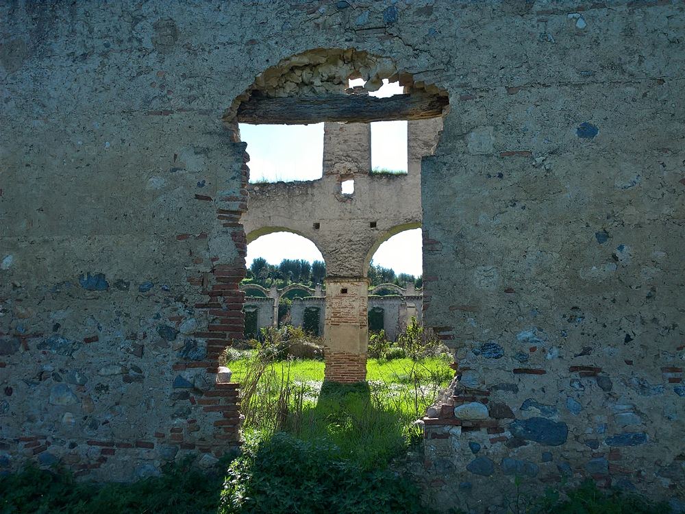 Castello di San Mauro, scorcio dell'ala a grandi arcate, XVI sec., Corigliano-Rossano (Cs)