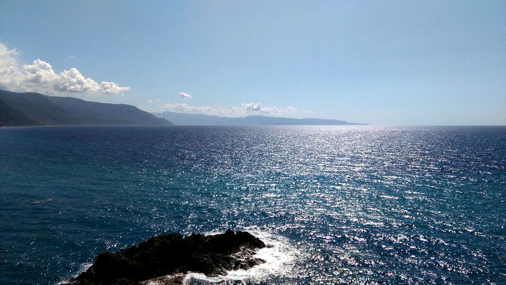 Lo Stretto, con la Sicilia sullo sfondo, visto dalla costa calabrese fra Scilla e Bagnara Calabra – Ph. © Famedisud