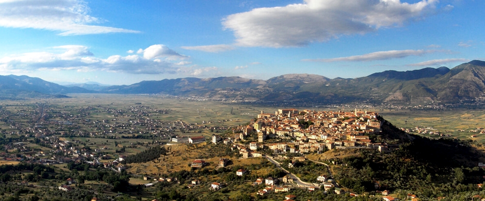 Veduta del Vallo di Diano. In primo piano il borgo di Teggiano - Ph. Enzo D'Elia