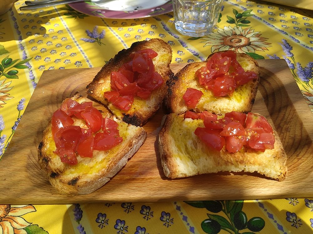 Bruschette con i pomodori dell'orto alla Masseria didattica "Fattoria Rovello", San Paolo di Civitate (Fg) - Ph. Luciana Doronzo