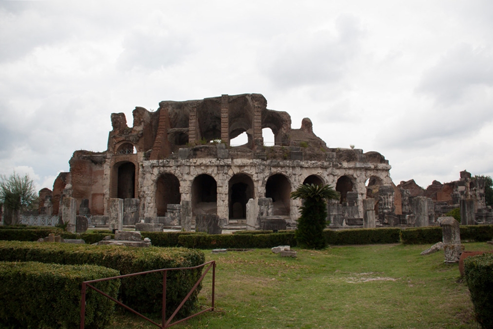 Scorcio dell'anfiteatro romano di Capua, S. Maria Capua Vetere, II sec. a.C.-II sec. d.C. - Image source