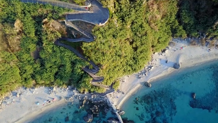 Veduta aerea della scalinata che porta alla spiaggia di Michelino, Parghelìa (VV)