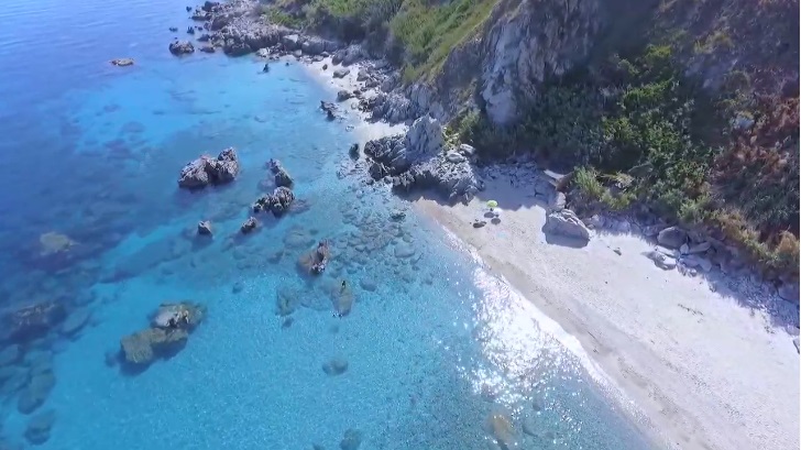 I due arenili della spiaggia di Michelino, Parghelia (VV)