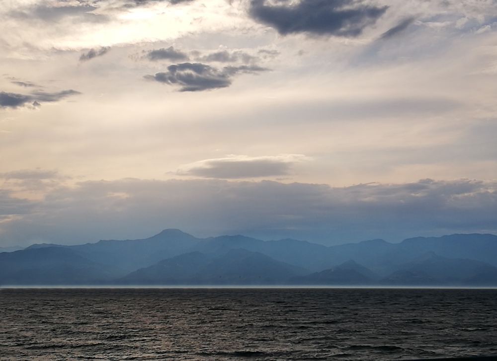 I colori cupi dello Stretto di Messina in inverno