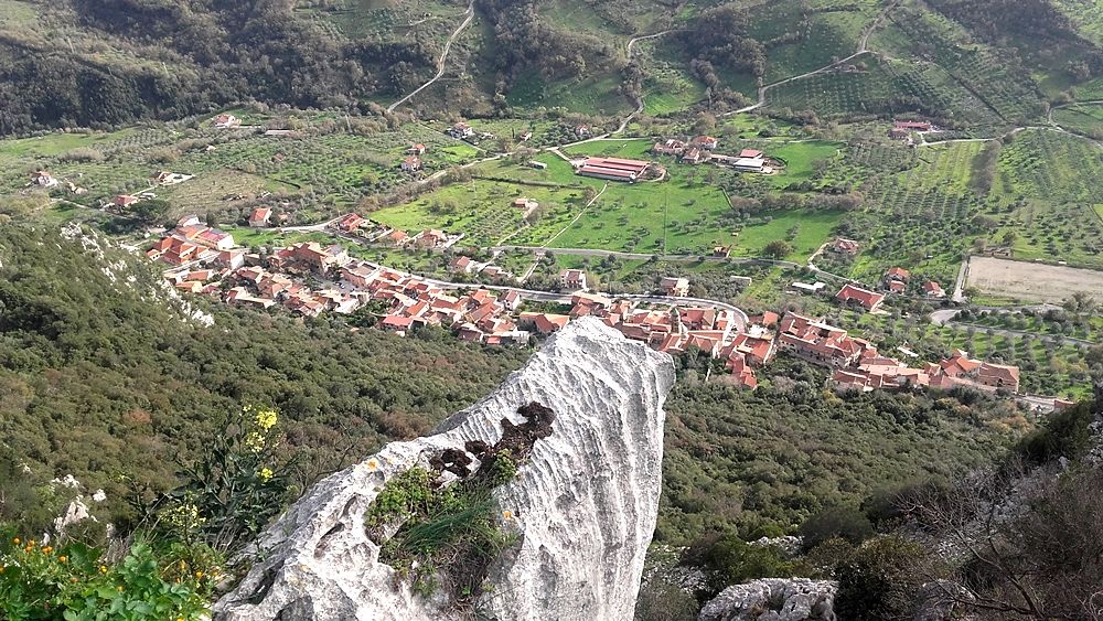 Veduta di Giungano (Salerno) da una vicina altura - Image source