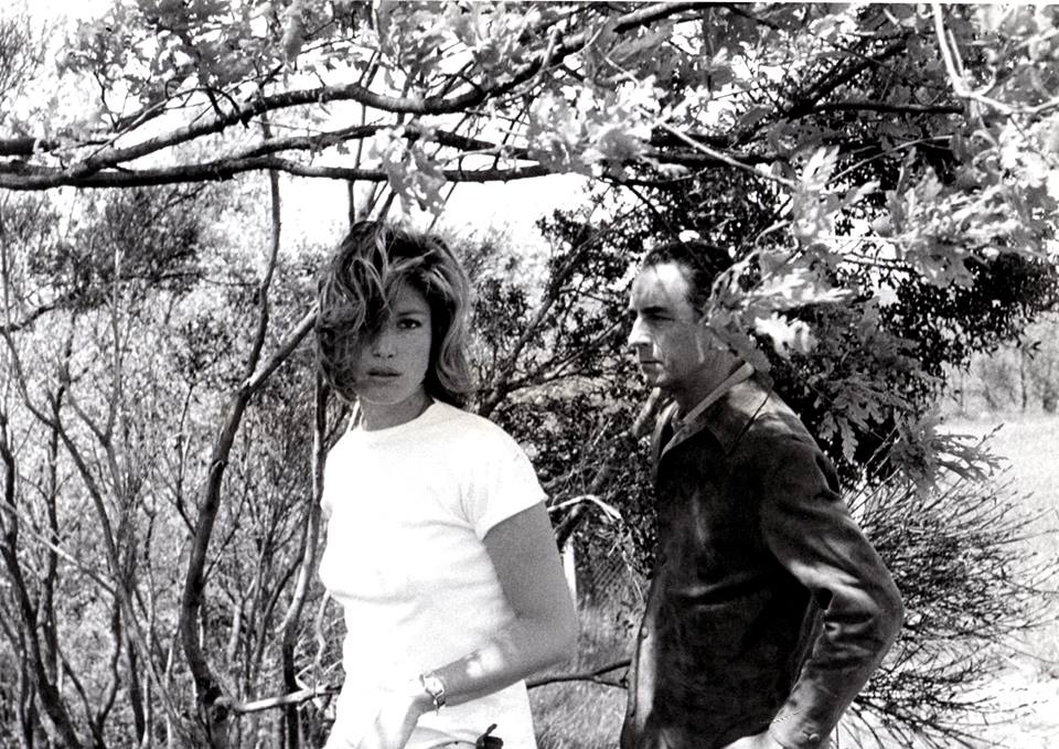 Monica Vitti e Michelangelo Antonioni in Sardegna - Ph. Madeleine Fisher via Associazione Antonioni