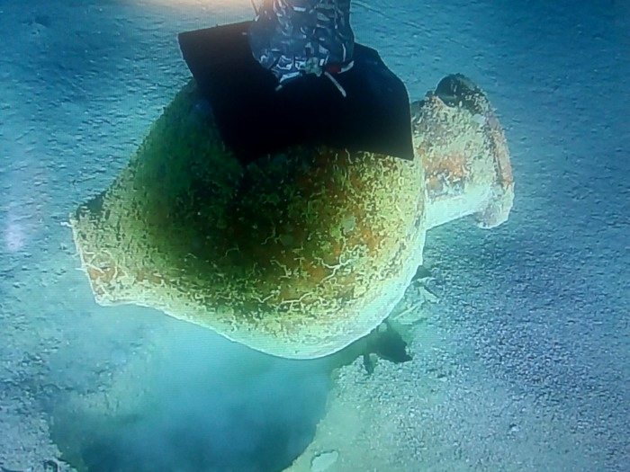 L'asportazione meccanica di uno dei vasi dal fondale marino