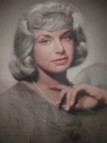 © Ph. Ralph Oggiano, ritratto a colori di Jeanne Woodward, attrice premio oscar e moglie di Paul Newman | Courtesy of Oggiano Archive, New York