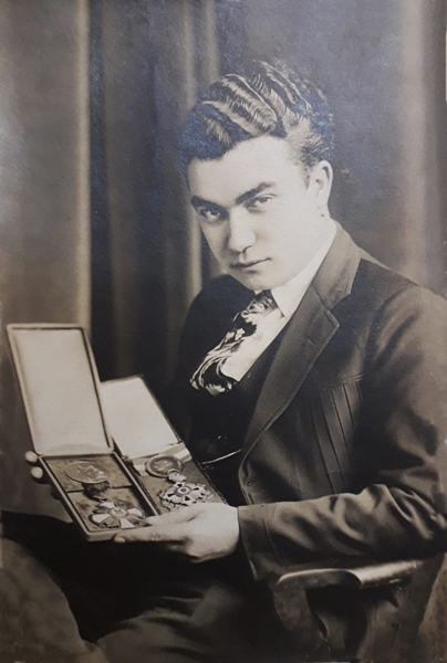 Ralph Oggiano con due delle sue medaglie, anni '30