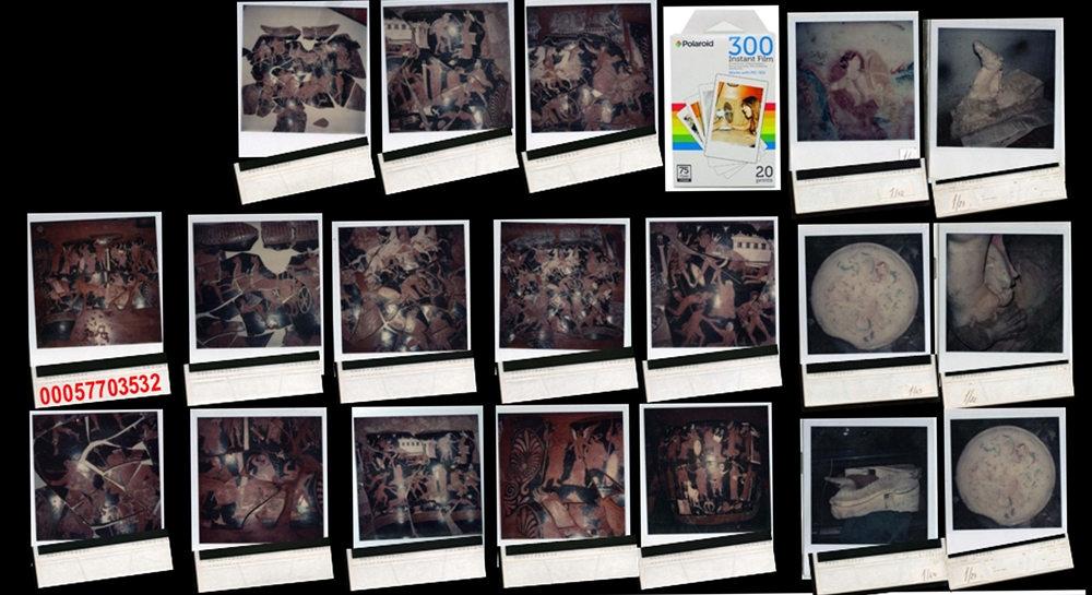 Da sin. le 13 Polaroid con dettagli dei vasi apuli di Berlino e le altre sei con i marmi di Ascoli Satrino (codice di serie: 