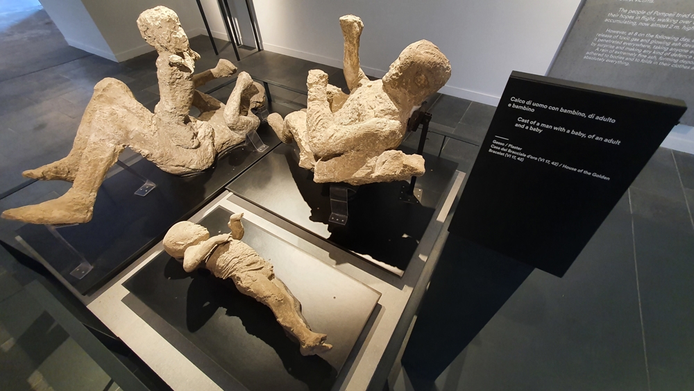 Pompei, calchi di adulti con bambini, dalla Casa del Bracciale d'Oro