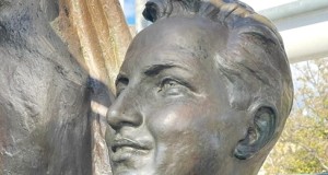 Torna a splendere il monumento bronzeo di Francesco Jerace dedicato a Vito Nunziante
