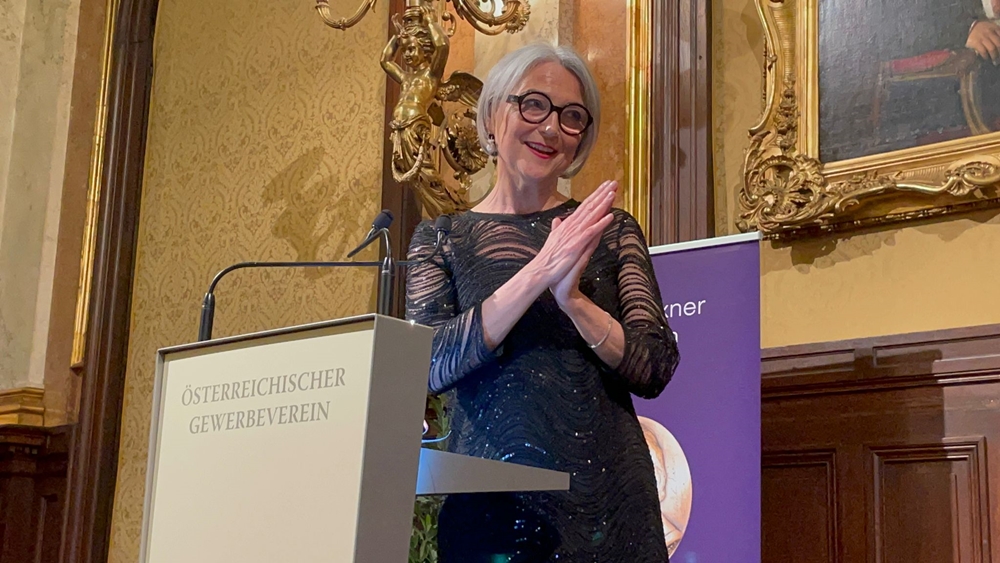 Il momento della premiazione della Prof.ssa Luisa Torsi a Vienna - Image source: Regione Puglia