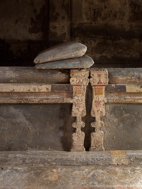Ipogeo dei Cristallini (tombaC) particolare di un letto-sarcofago - Ph. © Luciano e Marco Pedicini