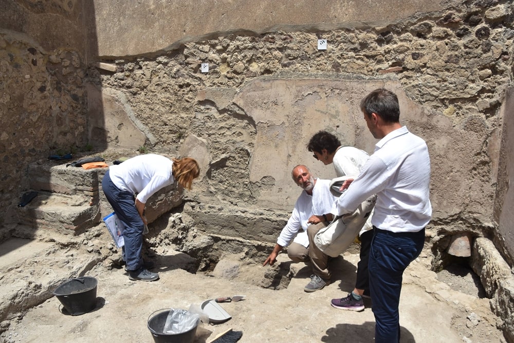 Gli archeologi al momento del rinvenimento - Fonte immagine: Soprintendenza Archeologica Pompei