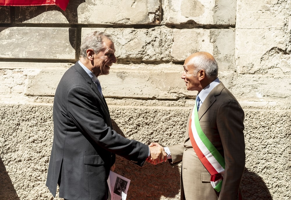 Gino Gaudio accolto dal sindaco di Cosenza Franz Caruso - Image credit: Open Fields Productions