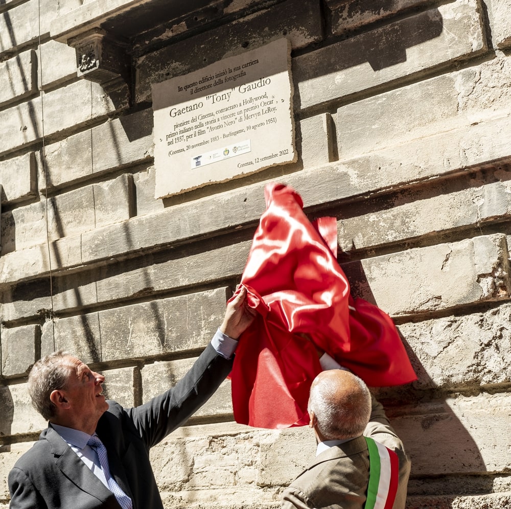 Gino Gaudio e il sindaco di Cosenza Franz Caruso disvelano la targa dedicata a Tony Gaudio - Image credit: Open Fields Productions