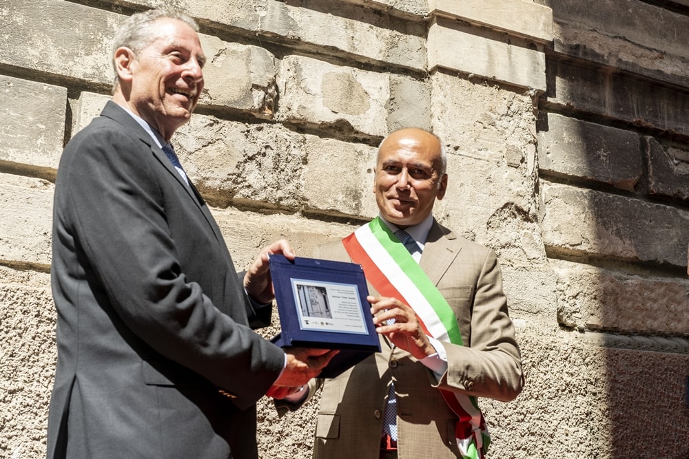 Il sindaco Franz Caruso consegna una targa ricordo a Gino Gaudio - Image credit: Open Fields Productions