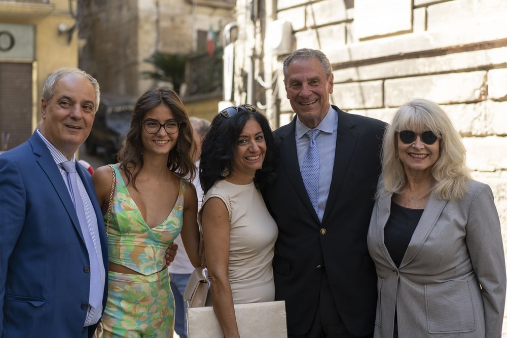 Gino e Mary Gaudio (a dx) con l'amico cosentino Carlo Pasqua e la sua famiglia - Image credit: Open Fields Productions