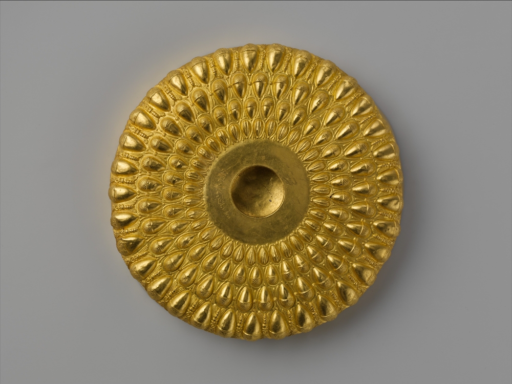 Phiale mesomphalos in oro, IV-III sec. a.C., New York, Metropolitan Museum - Public domain