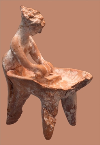 Donna che prepara l'impasto del pane, terracotta greca, VO sec. a.C., Staatliche Antikensammlungen, Monaco di Baviera | Image by wikipedia