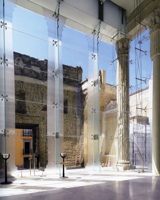 Pronao del tempio, con colonne laterali superstiti e colonne frontali serigrafate su cristallo, Duomo di Pozzuoli - Image from wikipedia