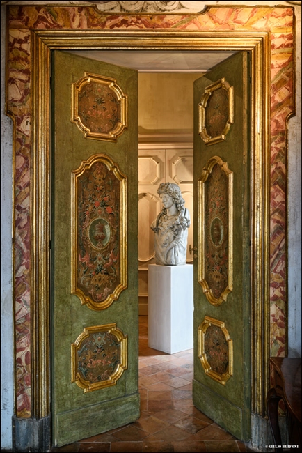 Una delle porte dipinte e dorate di Palazzo Mondo, XVIII sec. - Ph. © Giulio Bulfoni