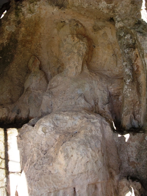 La dea Cibele in trono, sito dei Santoni, Akrai, IV-III sec. a.C., Palazzolo Acreide (Sr) - Image from wikipedia