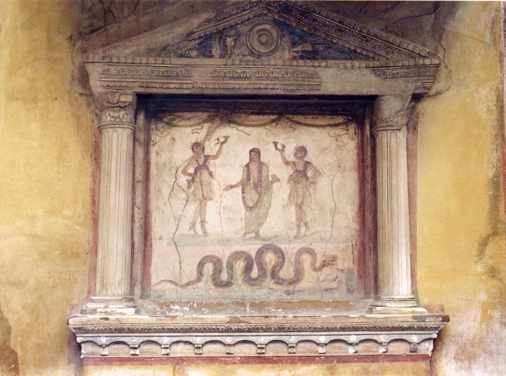 Casa dei Vettii, larario, Pompei - Image from wikipedia