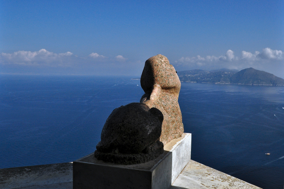 La sfinge in granito rosa sulla loggia di Villa San Michele, Capri - Image from wikipedia