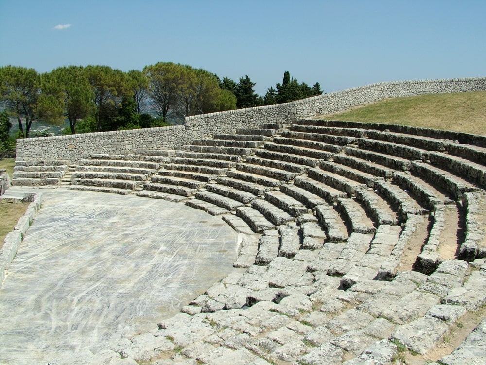 Scorcio del teatro greco di Akrai, Palazzolo Acreide (Fr) - Image from wikipedia