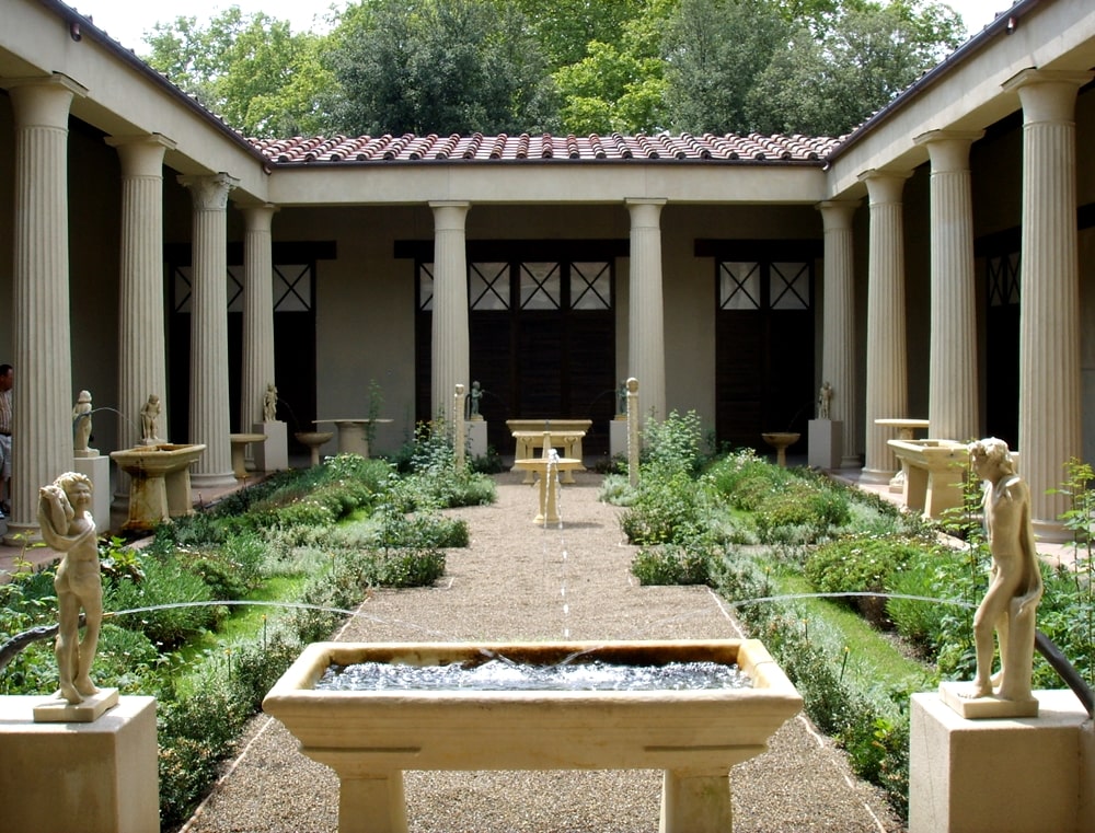 Casa dei Vettii, ricostruzione del giardino con peristilio, Pompei - Image from wikipedia