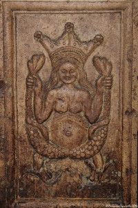 Part. di pilastro reggi-colonna nella Cripta della Cattedrale di Acerenza (Pz), XVI sec.: sirena bicaudata con corona – Ph. © Ferruccio Cornicello