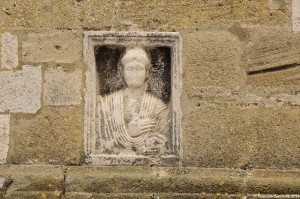Resto di sarcofago romano ''incastonato'' sulla facciata della Cattedrale di Acerenza - Ph. © Ferruccio Cornicello