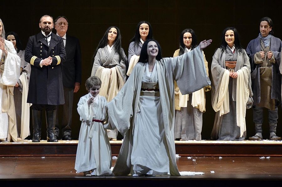 Puglia - Ringraziamenti finali alla recita di debutto della Madama Butterfly di Giacomo Puccini, Teatro Petruzzelli, Bari