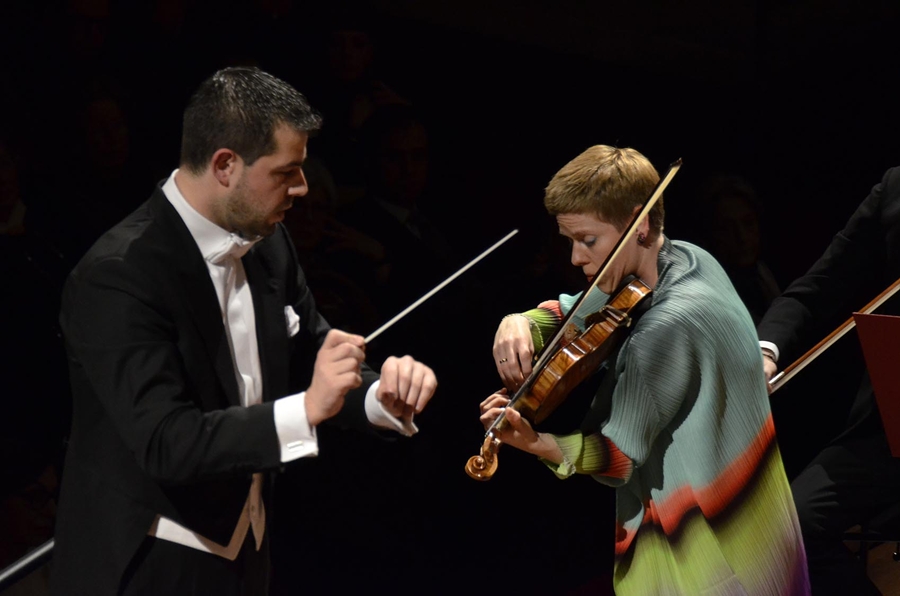 Il direttore d'orchestra Jader Bignamini e la violinista Isabelle Faust - Ph. Carlo Cofano
