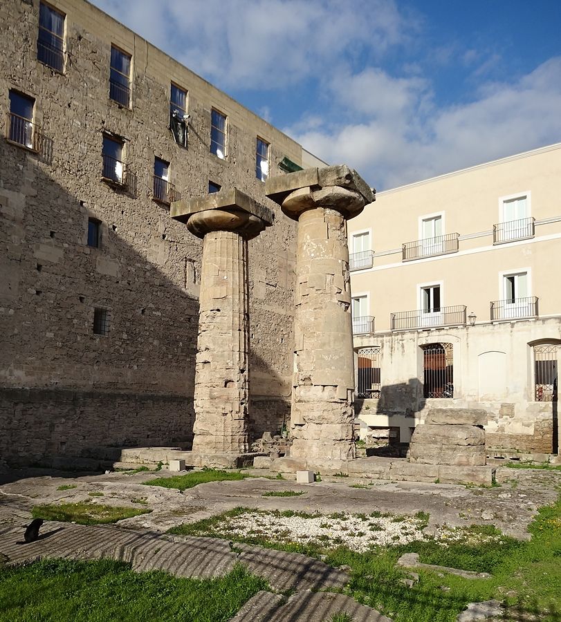 Puglia - Le due colonne doriche superstiti del Tempio di Poseidone, a Taranto, V sec. a.C. - Ph. Livioandronico2013 | CCBY-SA3.0