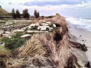 L’erosione marina sui terreni del Parco Archeologico dell’antica Kaulonia, a Monasterace (Reggio Calabria) - Ph. Kaulon CasaMatta
