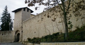 Sorprese e scoperte emergono dal restauro delle antiche mura civiche dell’Aquila