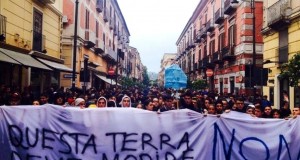 Settantamila in corteo a Napoli dicono NO all’ecomafia e chiedono la bonifica della Terra dei Fuochi