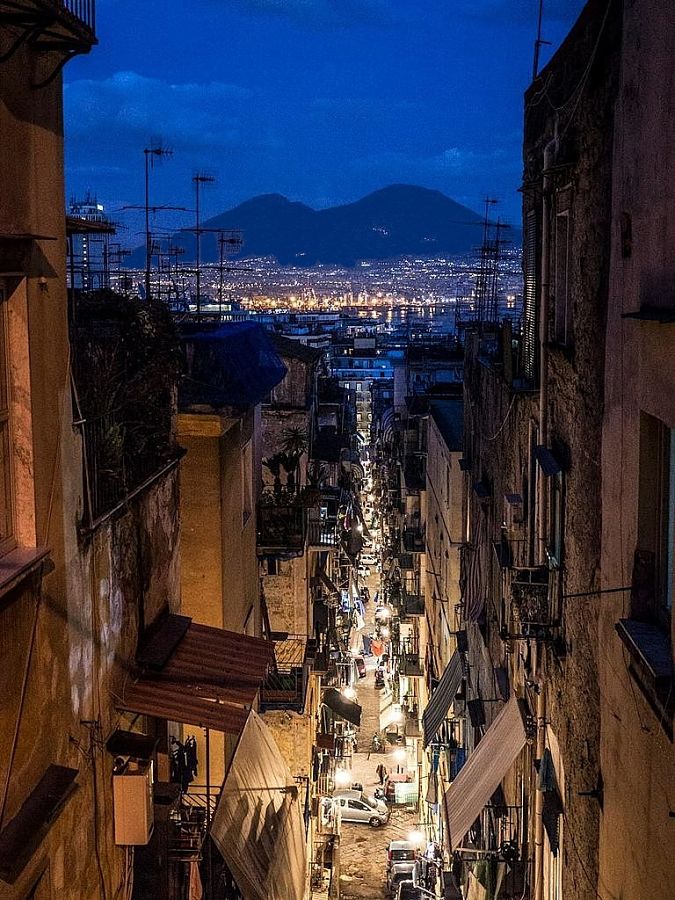 Napoli, il Golfo e il Vesuvio "by night" visti dai Quartieri Spagnoli - Ph. © Mattijs Diepraam - Famedisud: courtesy of the Author