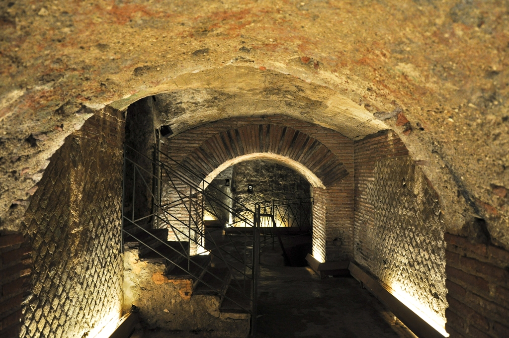 Napoli_sotterranea_(proscenio_teatro_romano)