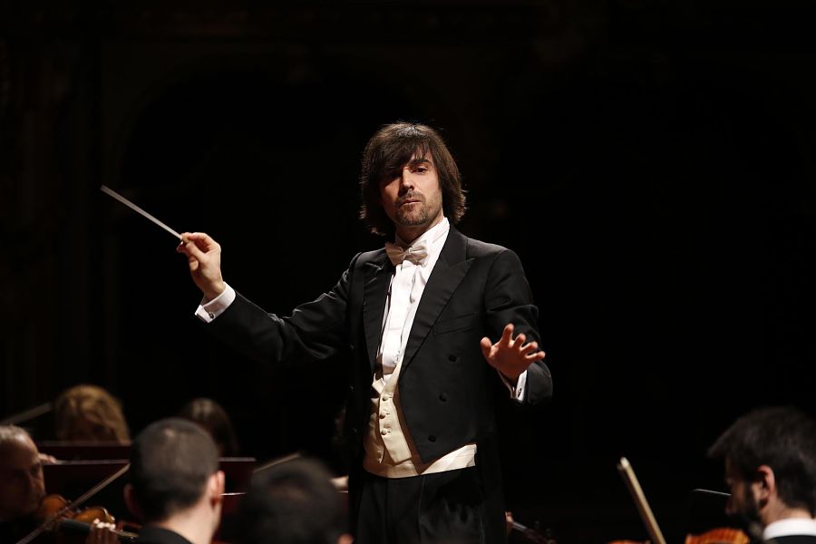Il direttore Alessandro Cadario alla guida dell'Orchestra del Teatro Petruzzelli di Bari - Ph. Carlo Cofano