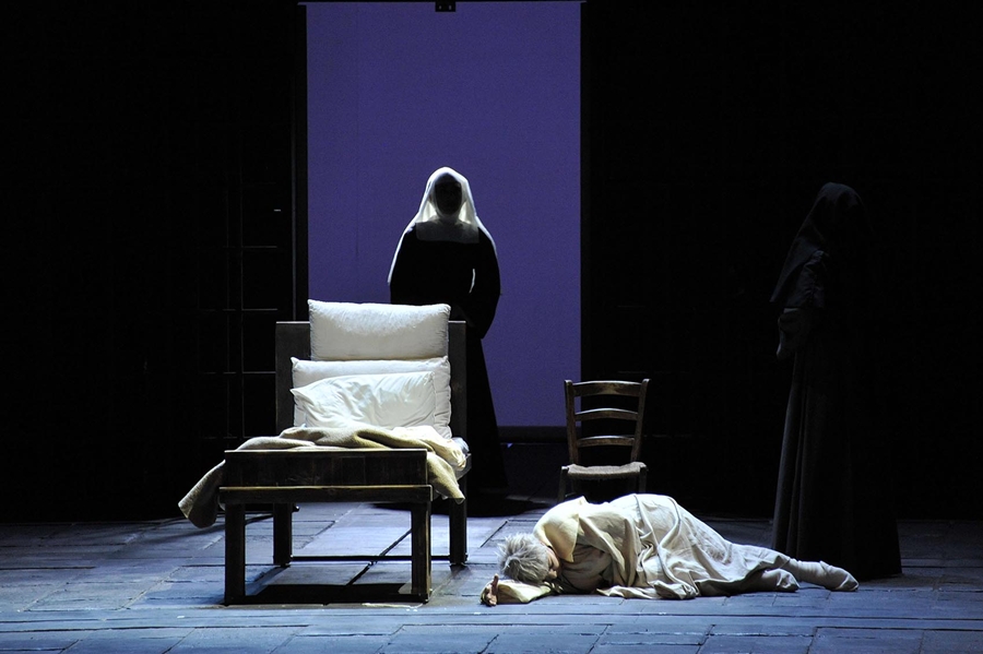 Una scena da "I dialoghi delle Carmelitane" di Francis Poulenc, Teatro Petruzzelli