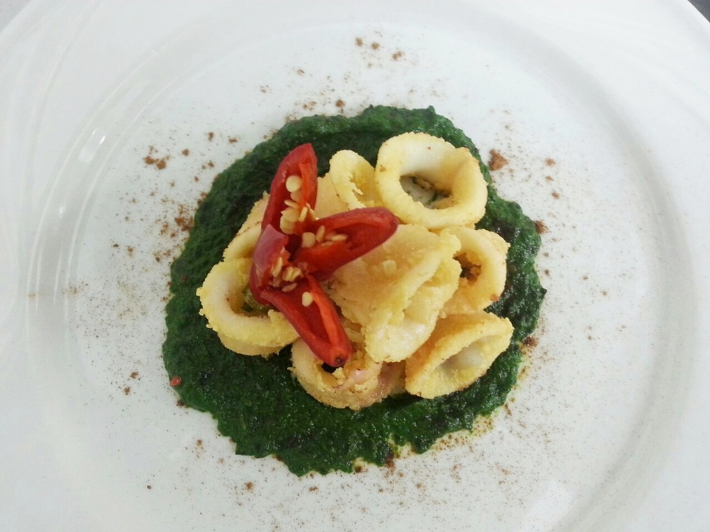 Anelli di calamari fritti con peperoncino su crema di spinaci e polvere di liquirizia Amarelli